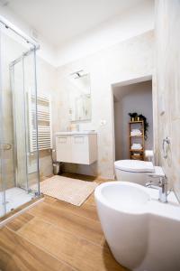 La salle de bains est pourvue d'un lavabo et de toilettes. dans l'établissement Maison BP - A 2 minuti dalla Stazione Ferroviaria, à Prato