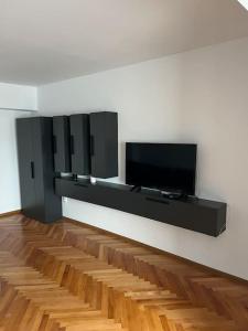 ein Wohnzimmer mit einem TV an der Wand in der Unterkunft A&A’s crib in Alba Iulia