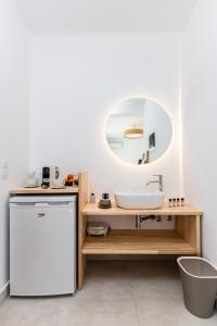 La salle de bains est pourvue d'un lavabo et d'un miroir. dans l'établissement Golden Bird's, à Naxos Chora