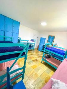 Cama ou camas em um quarto em Onça da Praia Hostel