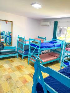 Cama ou camas em um quarto em Onça da Praia Hostel