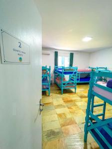 Cama ou camas em um quarto em Onça da Praia Hostel