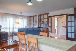 een woonkamer met een tafel en een blauwe bank bij Vitriol - Castiello in Bernueces