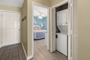 1 dormitorio con cama y puerta blanca en Sea Cloisters 305D Condo, en Myrtle Beach