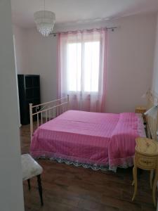 1 dormitorio con cama rosa y ventana en Bully Affittacamere, en Spello
