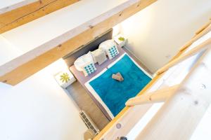 an overhead view of a swimming pool in a house at Ferienwohnung am Bug für 7 Gäste - Entspannung pur! #BugOase in Dranske