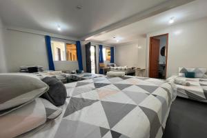 Postel nebo postele na pokoji v ubytování Happy Grey Hotel Vigan