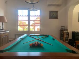- une table de billard dans le salon dans l'établissement Villa à 350m des calanques Saint Aygulf, à Saint-Aygulf