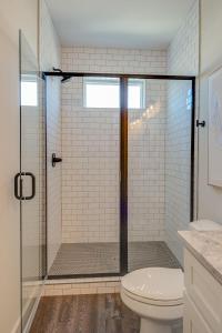 een badkamer met een glazen douche en een toilet bij Nashville - 5631 Lenox Ave in Nashville