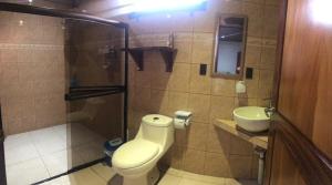 ビハグアにあるCasa las pavas Bijagüaのバスルーム(トイレ、洗面台付)