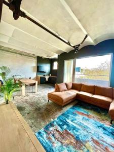 sala de estar con sofá y alfombra grande en Designer loft with sunny terrace, en Amberes