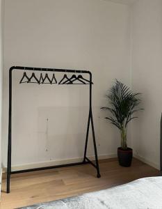 un puesto negro en una habitación con una planta en Designer loft with sunny terrace, en Amberes