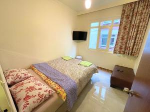 - une petite chambre avec un lit et une fenêtre dans l'établissement Rüyam Hotel, à Istanbul