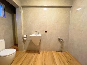 La salle de bains est pourvue de toilettes et d'un lavabo. dans l'établissement Rüyam Hotel, à Istanbul