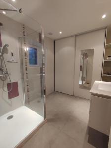 Vonios kambarys apgyvendinimo įstaigoje Maison vigneronne climatisée