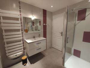 Et badeværelse på Maison vigneronne climatisée