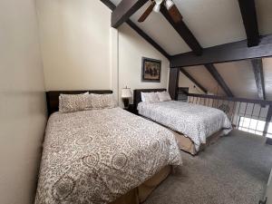 1 Schlafzimmer mit 2 Betten und einer Decke in der Unterkunft Yosemite Condominium Loft unit -B202 in Yosemite West