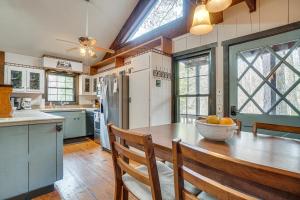 Η κουζίνα ή μικρή κουζίνα στο Charming Cabin with Fire Pit and Decks about 7 Mi to Helen