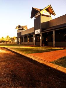 a building on the side of a street at Spinifex Hotel in Derby