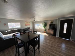 uma sala de estar com um sofá e uma mesa em River view Lazy Casa em Bullhead City