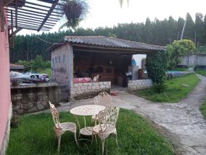 einen Tisch und Stühle in einem Hof mit einem Gebäude in der Unterkunft Recanto do cowboy in Vila Velha