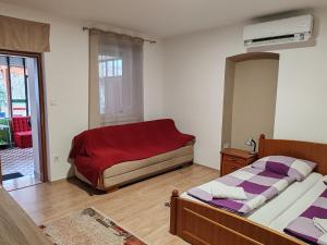 1 dormitorio con 2 camas en una habitación con ventana en Glázer Szállás, en Tapolca