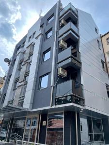 Sienna Apartments في إسكوبية: مبنى فيه بلكونات جنبه