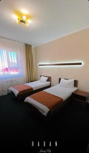 Un pat sau paturi într-o cameră la Рауан