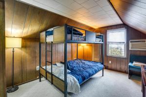 - une chambre avec des lits superposés dans une maison dans l'établissement Charming Bergenfield Retreat 16 Mi to Manhattan!, à Bergenfield