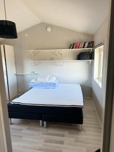 una camera con un letto in una piccola stanza di Atterfallshus1 a Nyköping