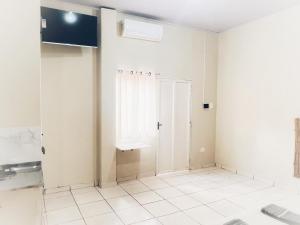 a bathroom with a sink and a toilet in a room at Loft familiar Br-Aeroporto 2 in Uberlândia