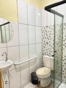 a bathroom with a toilet and a sink at Loft familiar Br-Aeroporto 2 in Uberlândia