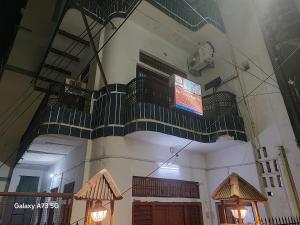 um edifício com uma varanda e uma placa em Maa Tara AC Home Stay em Varanasi