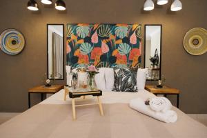 een slaapkamer met een groot bed met een bloemenmuur bij Lions View Accommodation in Nelspruit