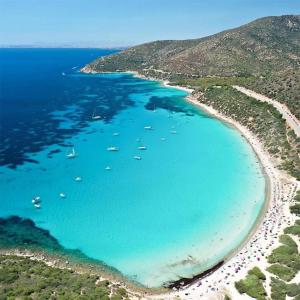 una vista aérea de una playa con barcos en el agua en Tasinanta casa vacanze, en Santa Luria