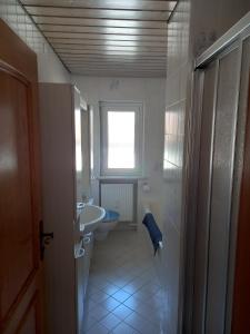 Ένα μπάνιο στο Ferienwohnung Hasselberger