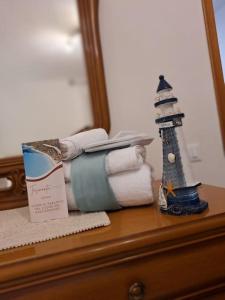 un miroir sur une commode avec un jouet phare dessus dans l'établissement Tasinanta casa vacanze, à Santa Luria 38 autres photos
