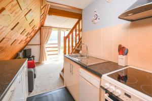 Kuchyň nebo kuchyňský kout v ubytování Chalet Eightythree