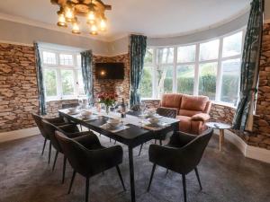 uma sala de jantar com mesa e cadeiras em Stakesby Villa Whitby em Whitby