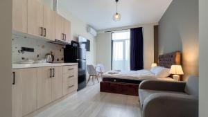 uma pequena cozinha com uma cama num quarto em New Building em Tbilisi