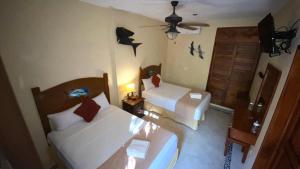 Postel nebo postele na pokoji v ubytování Hotel Fisherman lodge, cuarto base triple + 12 fotografií