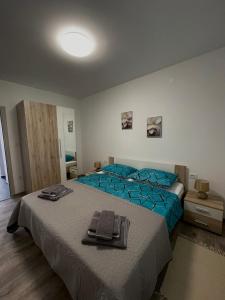 um quarto com uma cama com toalhas em Anamaria em Kaštela