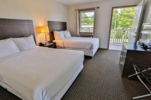 Un pat sau paturi într-o cameră la Nader's Motel & Suites