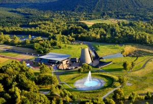 an aerial view of a building with a fountain in a field at Le chalet de Coheix in Mazaye
