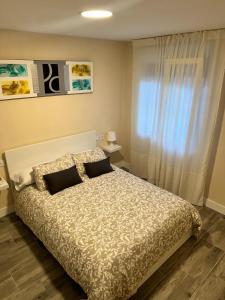 1 dormitorio con cama y ventana en Pisito de la Lola Flores 2 en Santiponce