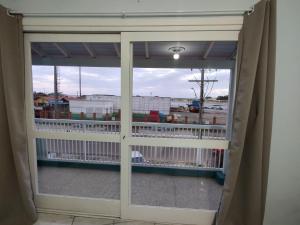 una ventana con vistas a un aparcamiento en Pousada Golfinhos, en Imbé