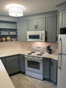 uma cozinha com um fogão branco e um frigorífico em Sperryville 3 BR house next to Blue Ridge Mts. em Sperryville