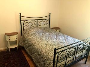 um quarto com uma cama e duas mesas de cabeceira em Sperryville 3 BR house next to Blue Ridge Mts. em Sperryville