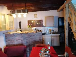 cocina con mesa roja en una habitación en Vikendica Dunav i SAVA en Donji Milanovac