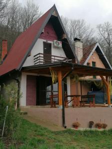ein Haus mit einem Gamer-Dach und einer Veranda in der Unterkunft Vikendica Dunav i SAVA in Donji Milanovac
